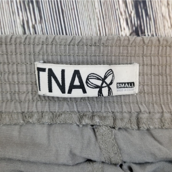 Aritzia TNA Linen Blend Green Shorts - Picture 3 of 6